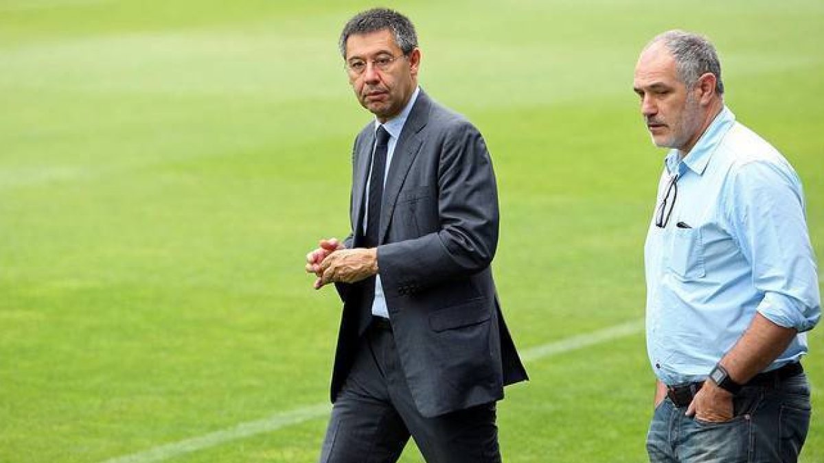 El presidente del Barça, Josep Maria Bartomeu, y el director deportivo, Andoni Zubizarreta, en el césped del Camp Nou.-Foto: FC BARCELONA