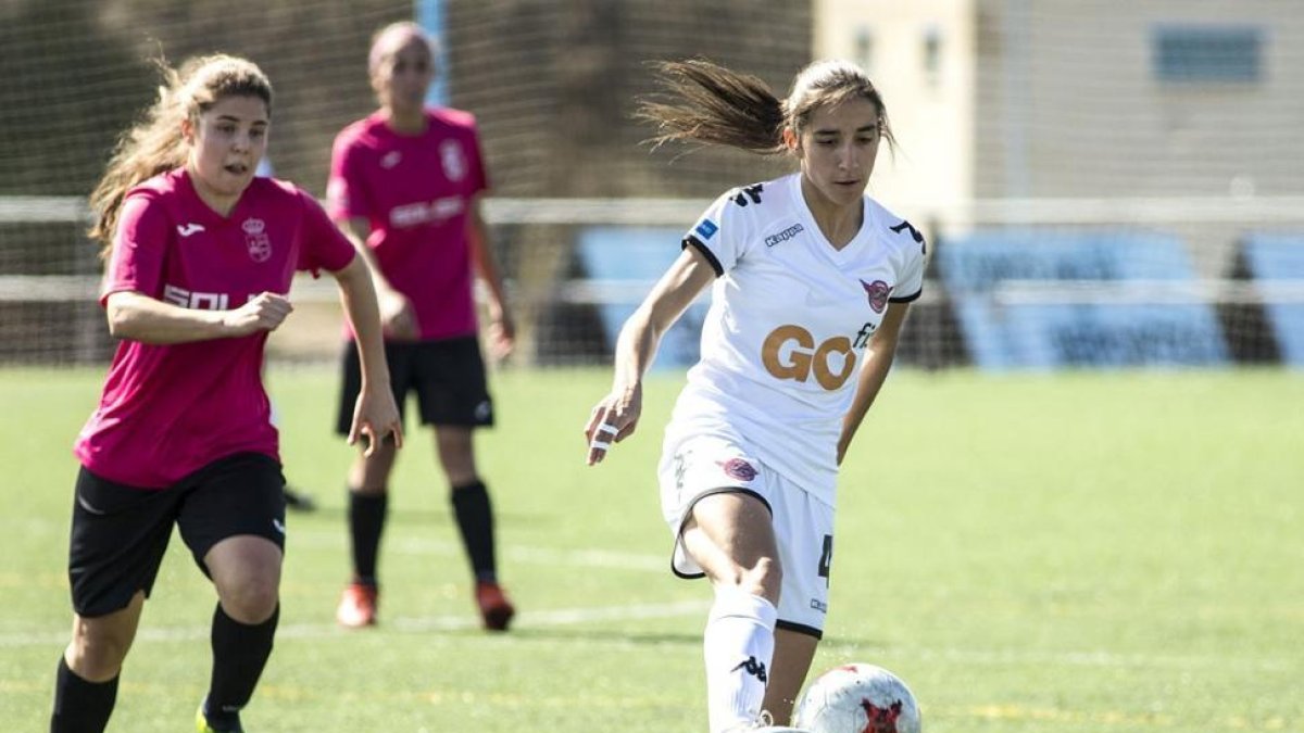 Lucía Rodríguez, de blanco, en un partido con el CD Tacón.-HDS