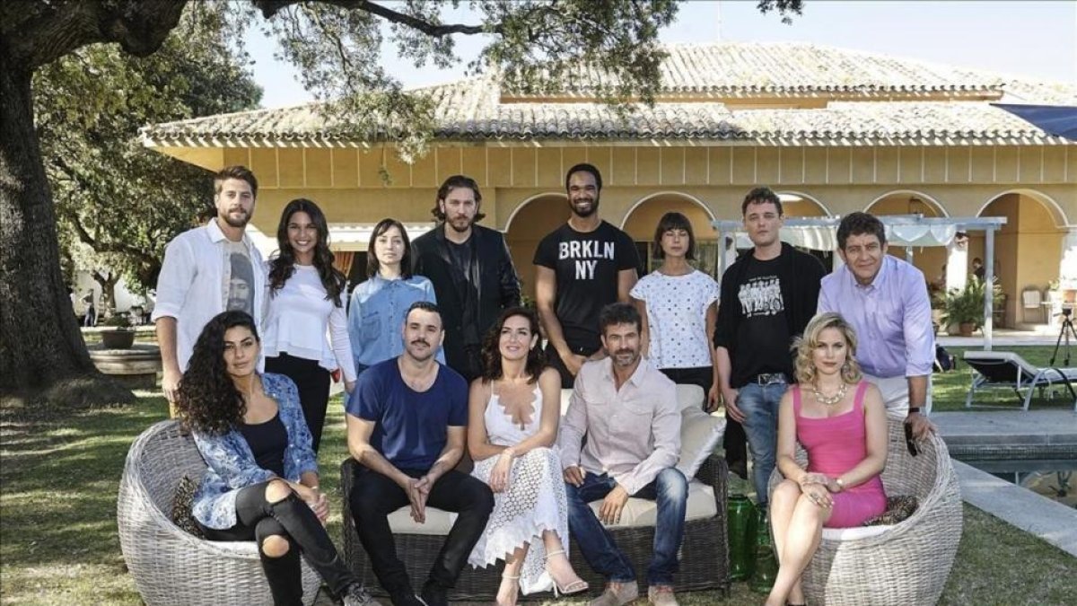 Equipo artístico de 'Mar de plástico', la serie cuya segunda temporada está grabando Antena 3.-ATRESMEDIA