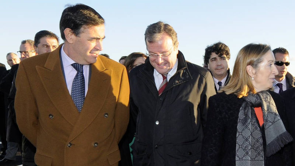 Antonio Pardo junto a Silván y a Ana Pastor, en la inauguración de la Almazán-Sauquillo. / VALENTÍN GUISANDE -