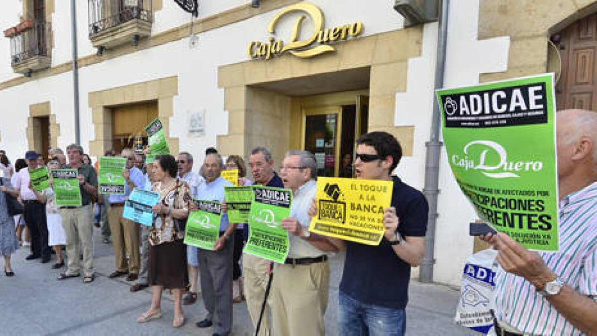 Un grupo de ahorradores afectados por preferentes en una de las concentraciones celebradas el pasado verano en la capital soriana. / ÁLVARO MARTÍNEZ-