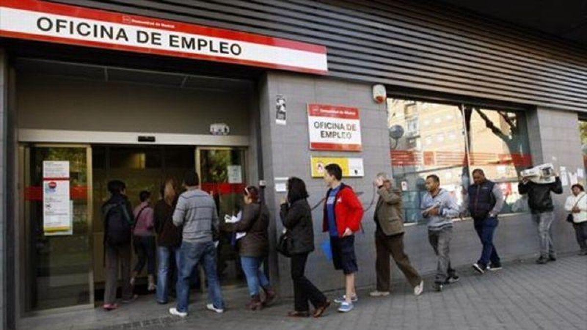 Cola de parados en en una oficina de empleo.-ARCHIVO