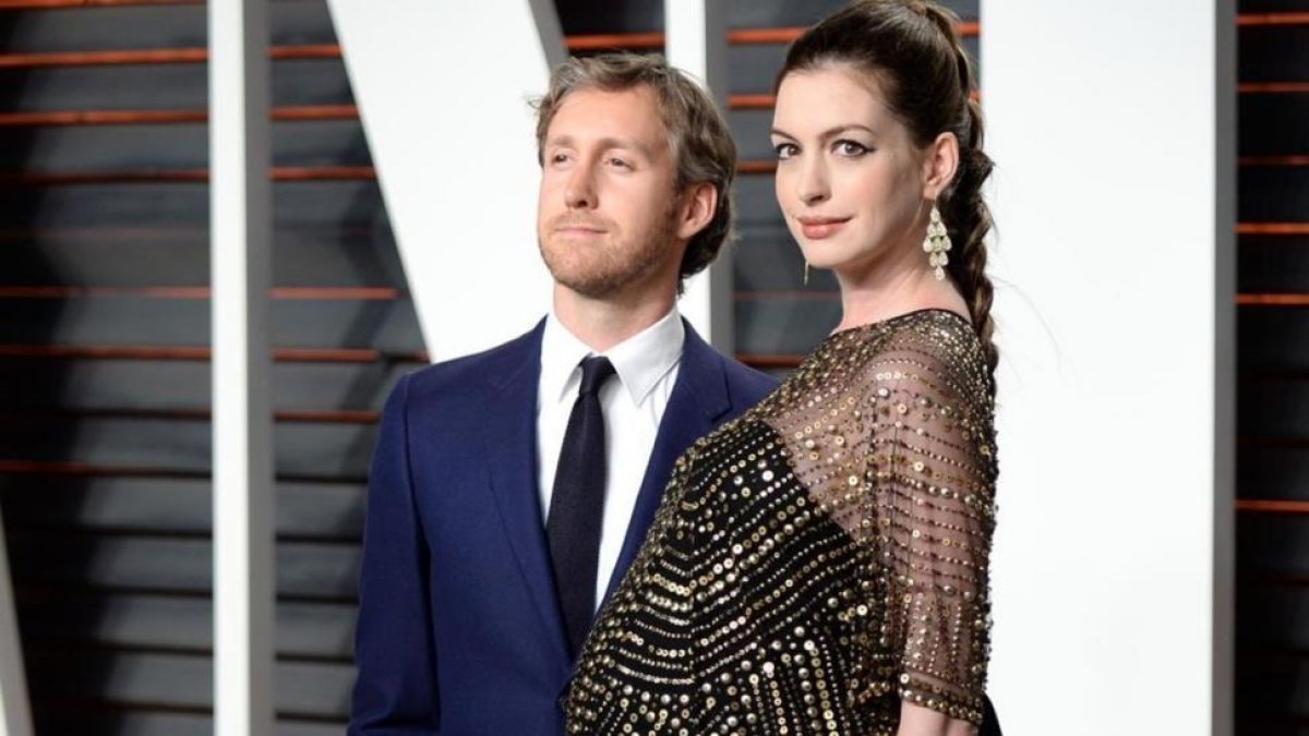 Adam Shulman y Anne Hathaway en una gala en febrero del 2016.-AP / EVAN AGOSTINI