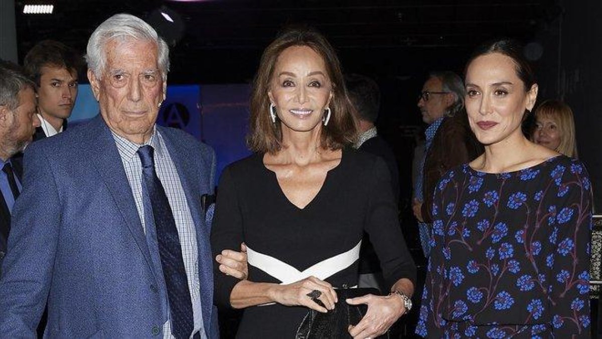 Mario Vargas Llosa, Isabel Preyser y Tamara Falcó, ayer en Madrid.-WIRELMAGE / CARLOS R ALVAREZ