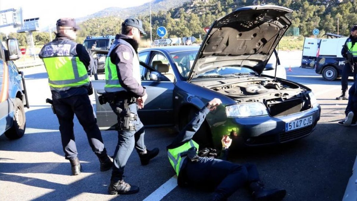Efectivos de la Policía Nacional registran en La Jonquera a los vehículos que provienen de Francia.-GEMMA TUBERT (ACN)