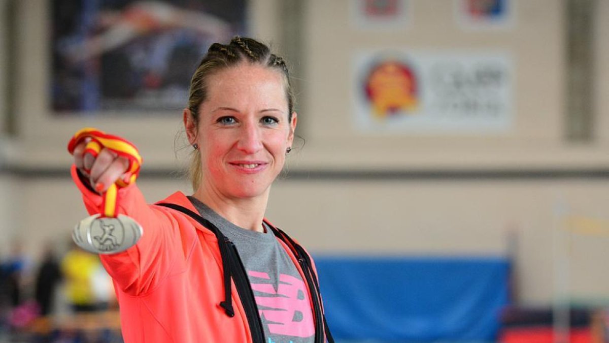 Estela Navascués con la medalla de subcampeona de España de maratón lograda en Sevilla.-ÁLVARO MARTÍNEZ