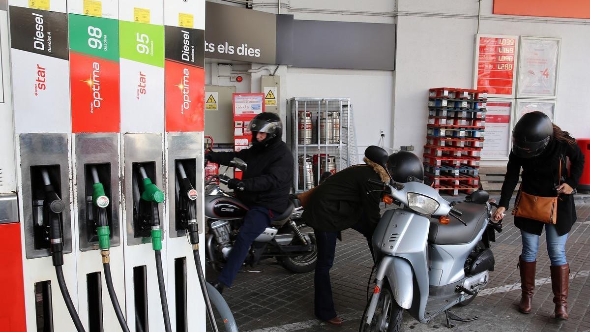 Este nivel en los precios de los combustibles ha estado marcado por la espiral alcista en que se encuentra el precio del crudo.-RICARD CUGAT