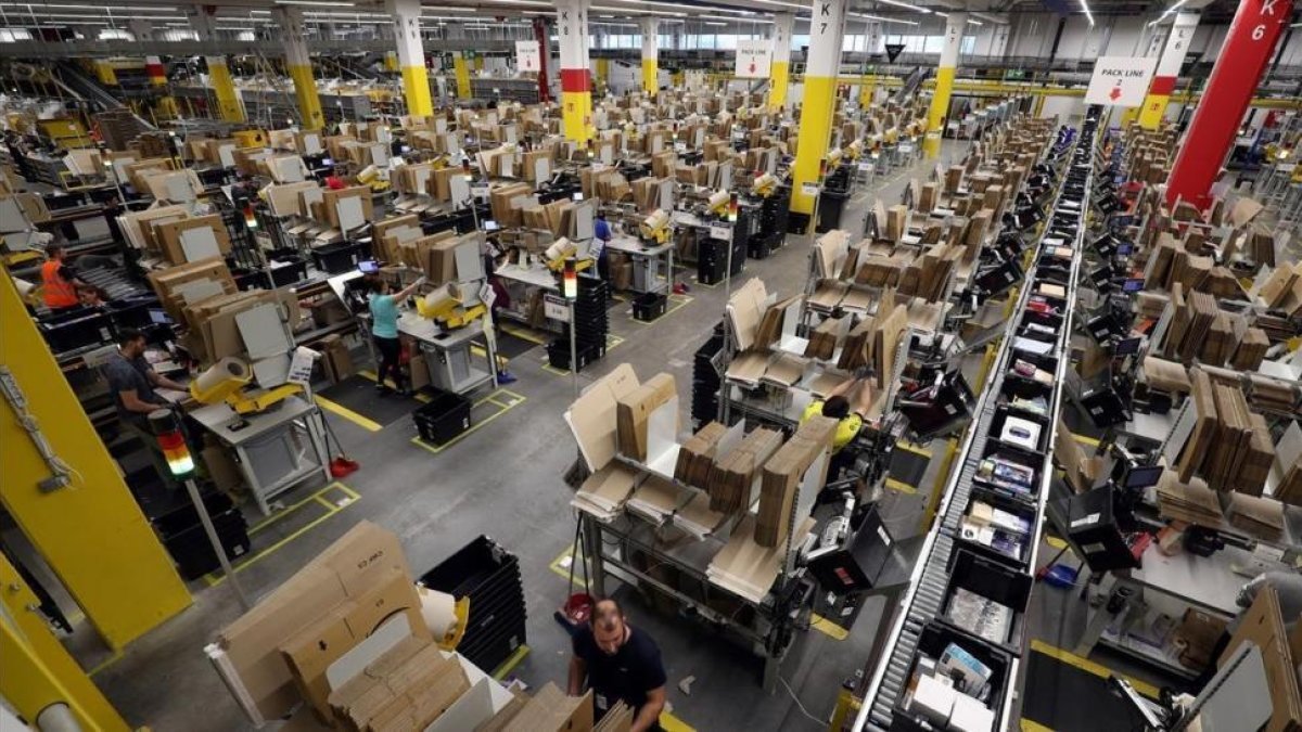 Un centro logísitico de un gran marketplace.-/ ALBERT GEA