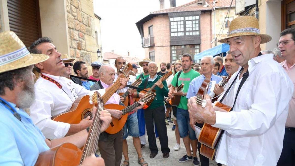 La Ronda llenó ayer de música y cánticos las calles de Duruelo de la Sierra.-R.F.