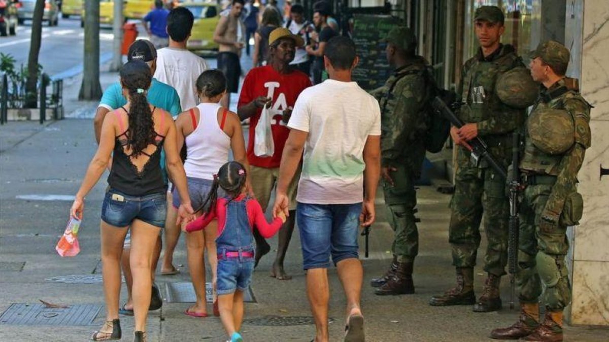Miembros de las Fuerzas Armadas brasileñas vigilan la playa de Copacabana.-EFE / FERNANDO MAIA