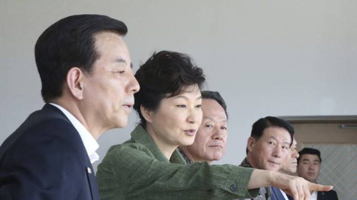 La presidenta surcoreana, Park Geun-hye saluda a varios cadetes en el centro de entrenamiento militar de al norte de Seúl este viernes.-YONHAP/EFE