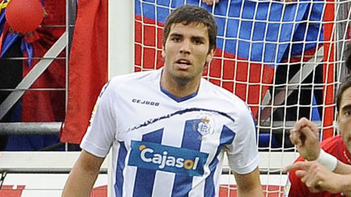 Cabrera en Los Pajaritos durante su visita la temporada pasada como jugador del Recre. / VALENTÍN GUISANDE-