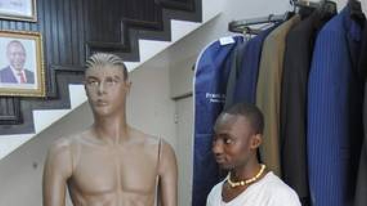 Un trabajador de la tienda Kings Castle de Nairobi posando con un maniquí y el cinturón de castidad.-Foto: EFE / ALBA VILLÉN
