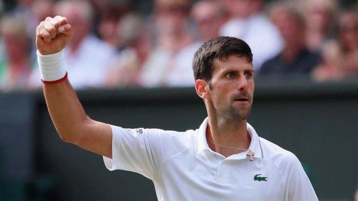 Djokovic celebra un punto ante Federer en la final de Wimbledon.-