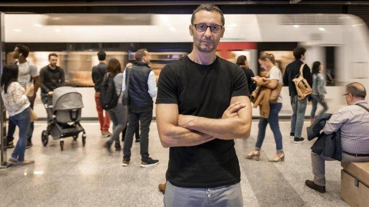 Abdelatif Hwidar, director y co-guionista del corto Manspreading, en una estación de Metro de Valencia.-MIGUEL LORENZO