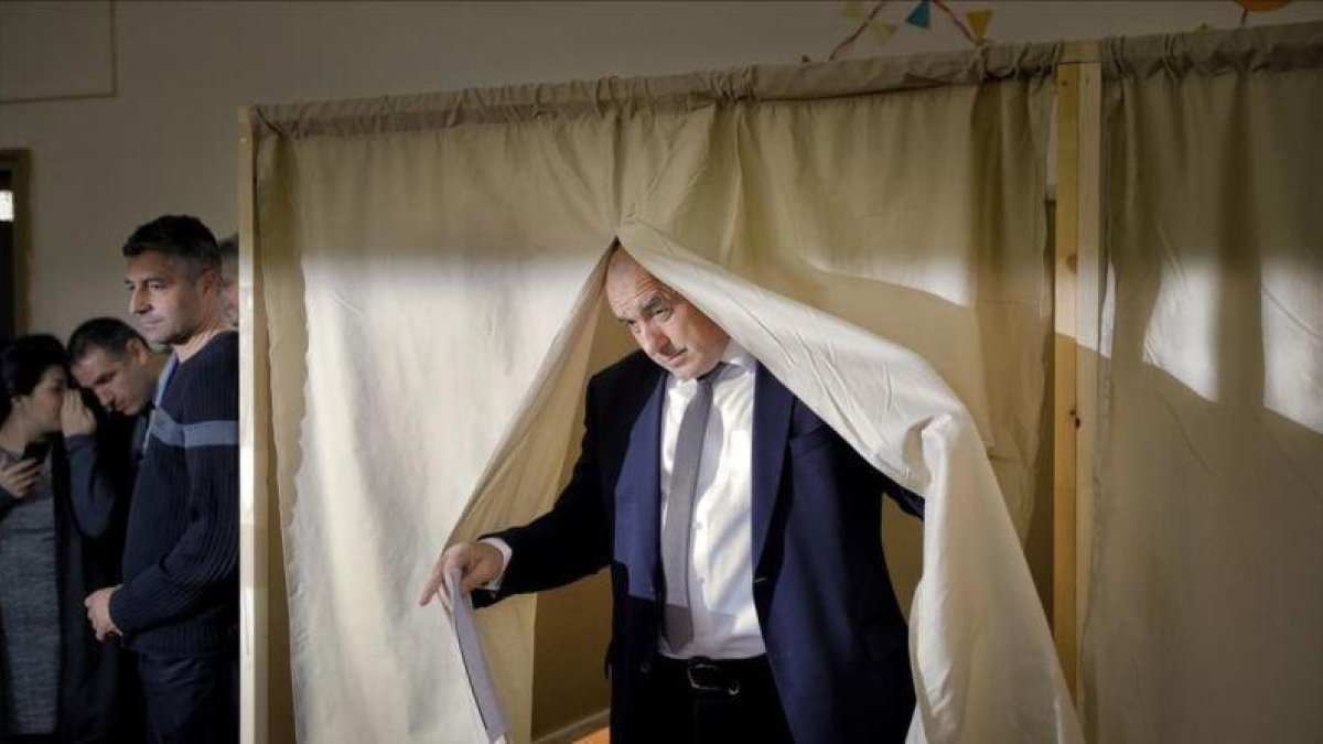 Borisov, líder del centroderechista GERB, tras votar en una cabina electoral, en Sofía, el 26 de marzo.-AP / VADIM GHIRDA