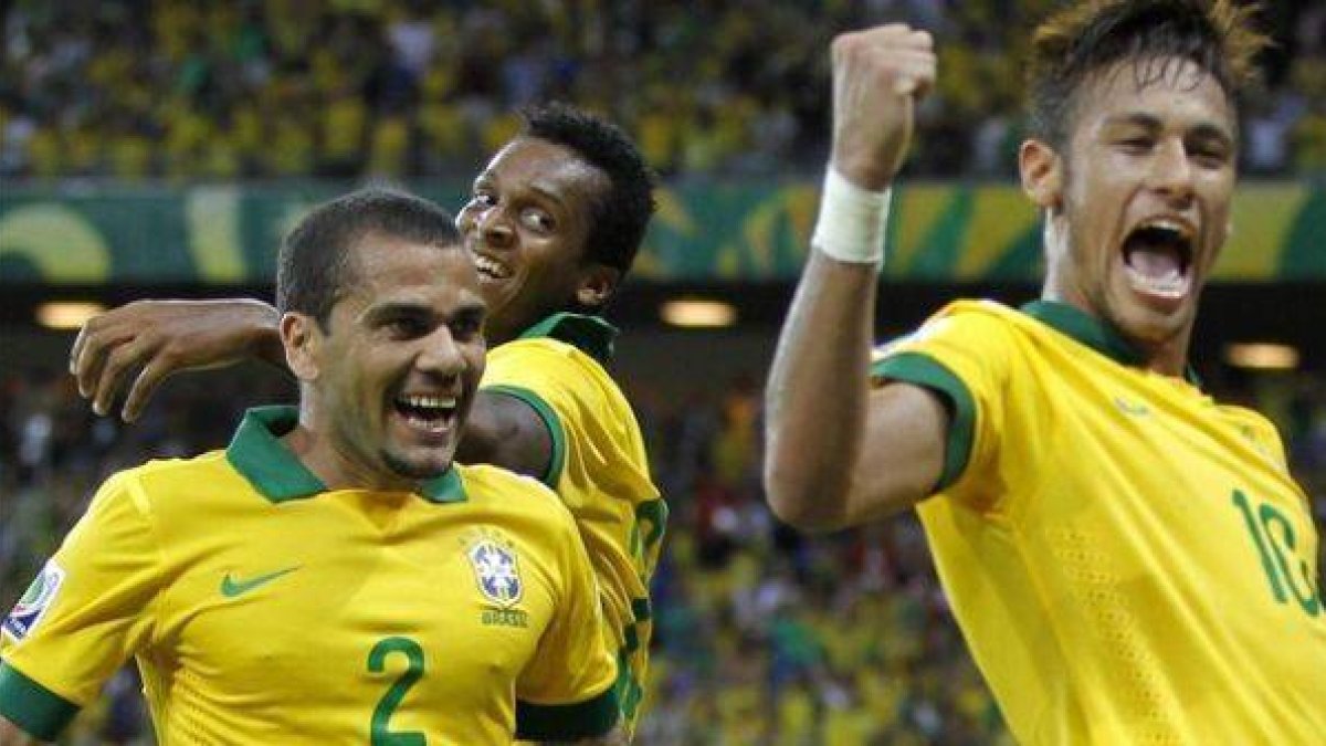 Alves, con Neymar, en uno de sus últimos partidos con Brasil.-Foto: EFE / ROBERT GHEMENT