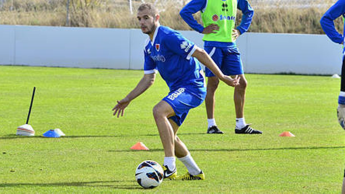 Adrián Ripa espera volver a entrenar junto a sus compañeros a finales de la próxima semana. / ÁLVARO MARTÍENZ-