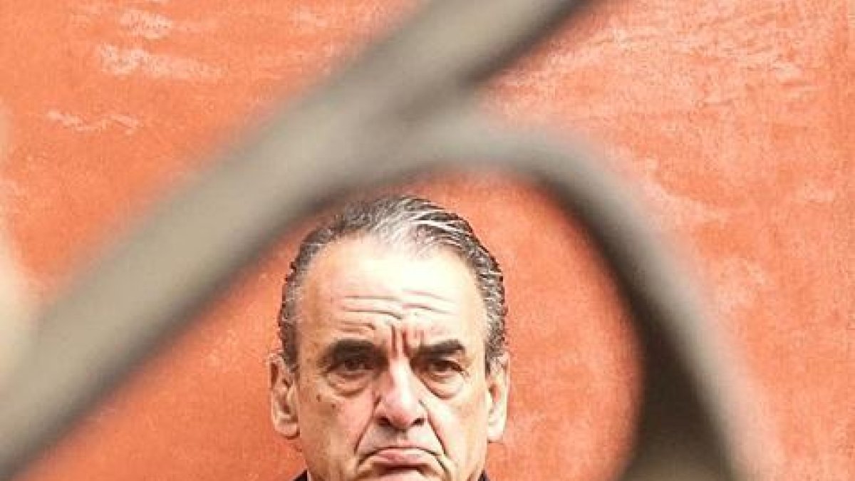 El ex banquero pasó dos días en León junto a su pareja y unos amigos, atraído por la Procesión de Los Pasos. Vivió ‘El Encuentro’ desde un balcón, cámara en manol y sin perder detalle.-MARIO MORÁN