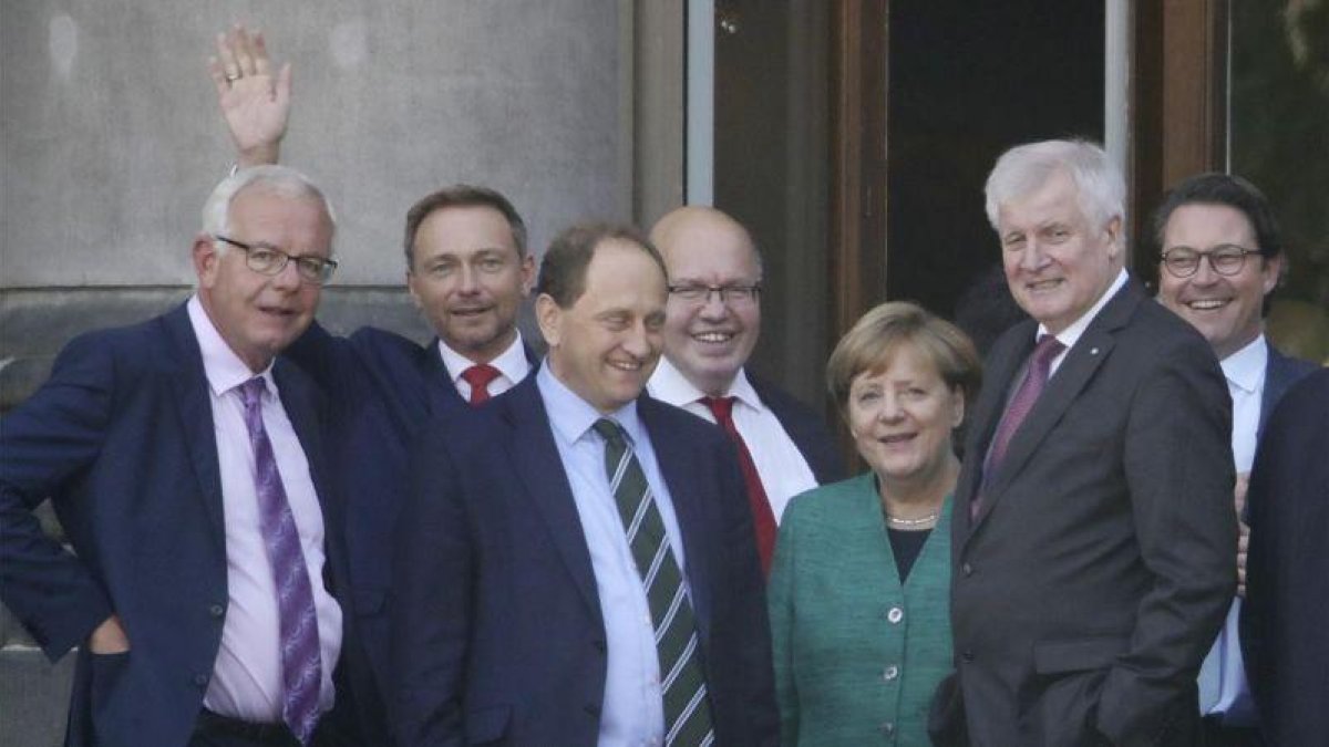 Angela Merkel este miércoles en Berlín con dirigentes de los partidos políticos con los que está negociando un posible gobierno de coalición.-AP / MICHAEL KAPPELER