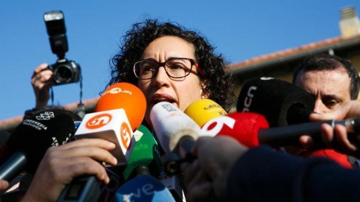 Marta Rovira, a las puertas de su colegio electoral, en Vic.-ANNA MAS