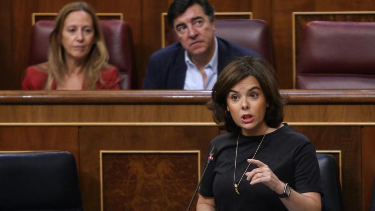Soraya Sáenz de Santamaría en el pleno del control del congreso-JUAN MANUEL PRATS
