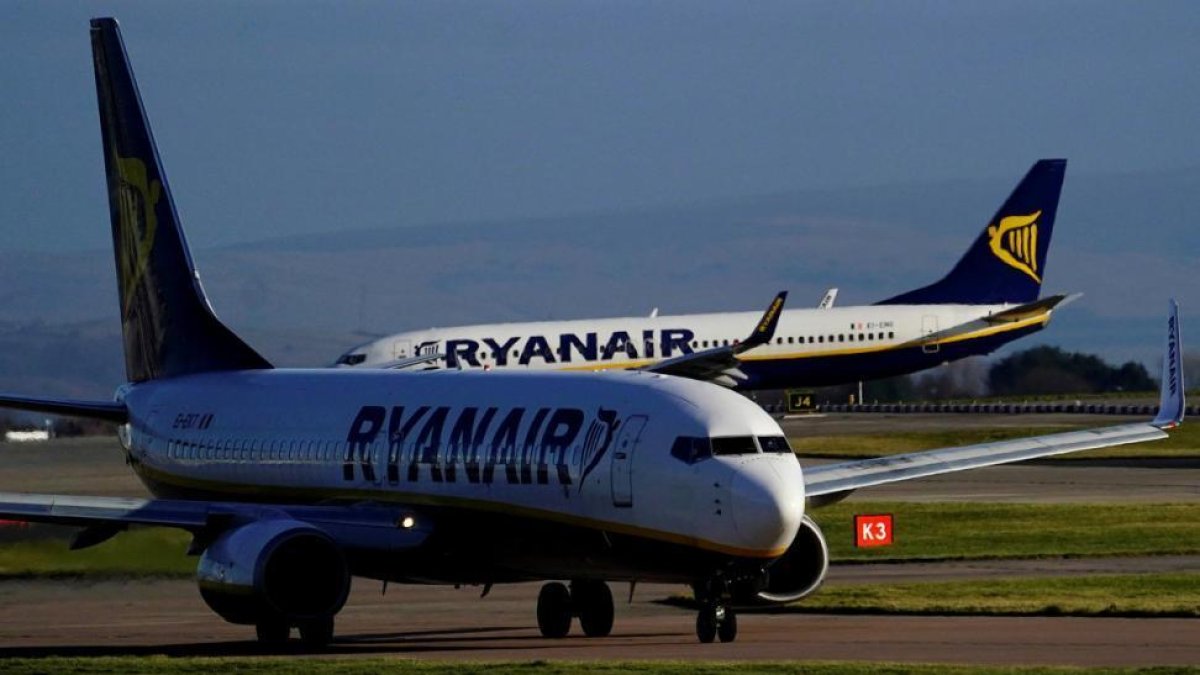 Los beneficios de Ryanair no pierden altura pese al impacto de las cancelaciones y aumentos salariales.-REUTERS