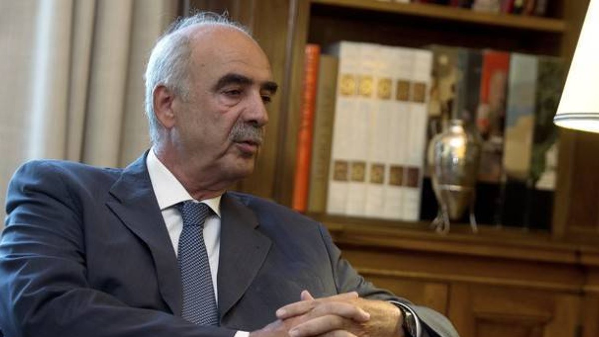 El líder del partido de derechas Nueva Democracia, Vangelis Meimarakis habla con el presidente de Grecia, Prokopis Pavlopoulos, durante su encuentro en el Palacio Presidencial en Atenas, este viernes.-REUTERS / STOYAN NENOV