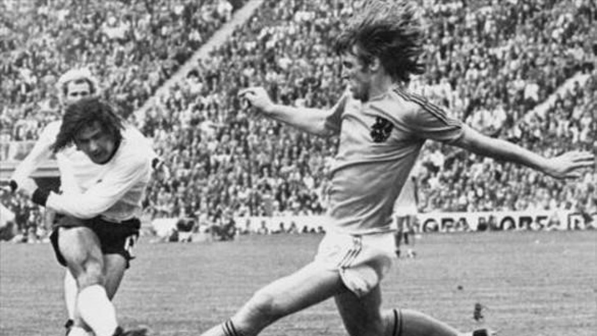 Goleador 8 Müller dispara ante el holandés Krol en la final del Mundial de 1972 en Múnich.-ARCHIVO