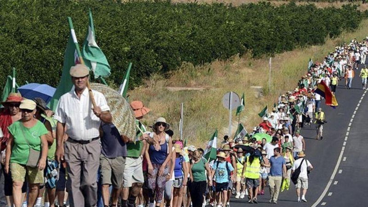 Miembros del Sindicato Andaluz de Trabajadores (SAT), durante la marcha reivindicativa que han hecho desde Hornachuelos a Córdoba y en cuyo transcurso han ocupado el Palacio de Moratalla.-RAFA ALCAIDE (EFE)