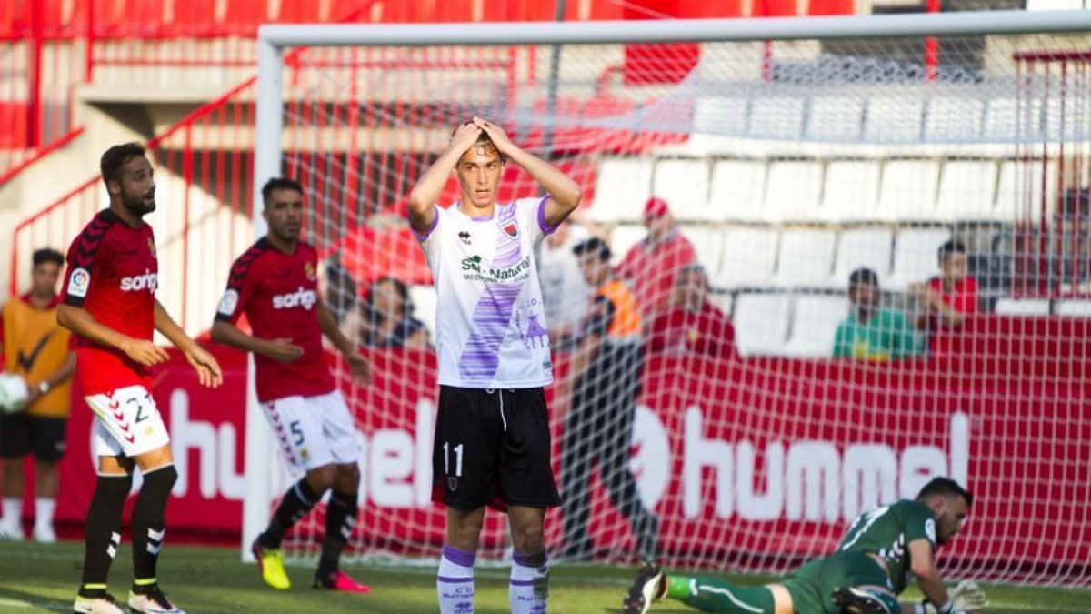 Nacho se lamenta al errar una de las numerosas ocasiones fallidas en Tarragona.-Área 11