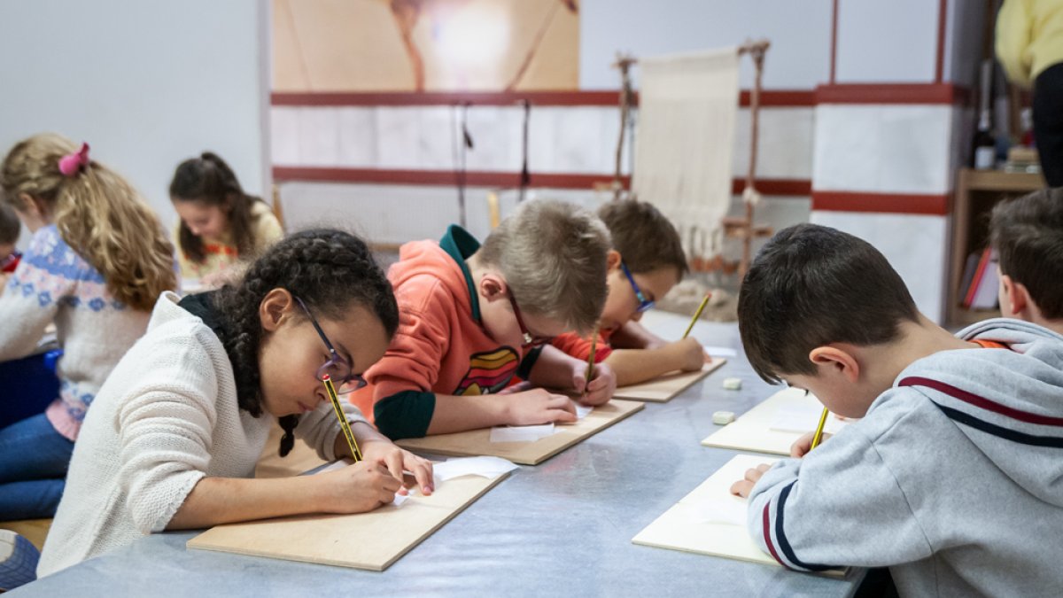 Los talleres didácticos organizados por el Museo Numantino con motivo de la Navidad han comenzado en la mañana de este martes 27 de diciembre. G. MONTESEGURO