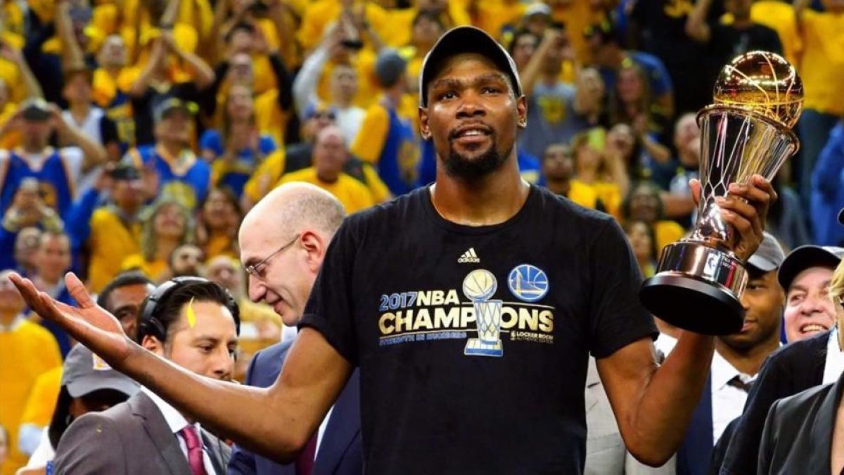Kevin Durant, con el trofeo de MVP de la final de la NBA.-Kelley L Cox