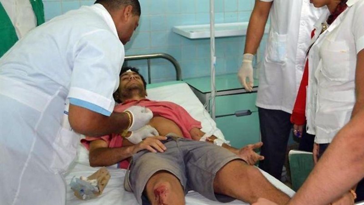 Uno de los heridos en el accidente de tráfico ocurrido en Cuba este jueves, en el que han muerto al menos siete personas.-EFE / LILIBETH ALFONSO / CORTESÍA PERIÓDICO JUVENTUD REBELDE