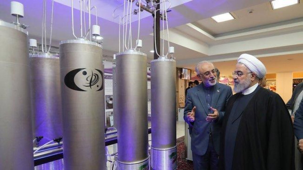 Fotografía de archivo realizada el 9 de abril de 2019 que muestra al presidente iraní, Hasán Rohaní, durante una visita a la organización de tecnología nuclear Ali Akbar Salehila en Teherán.-PRESIDENCIA IRANÍ