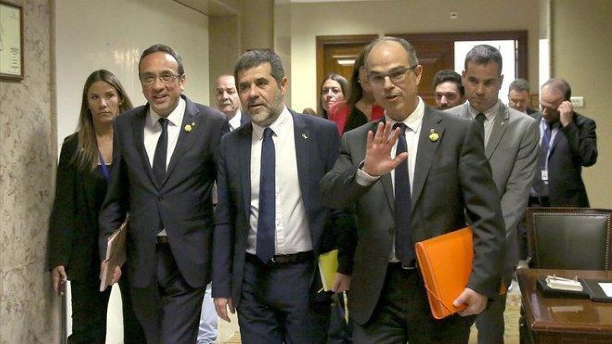 Josep Rull, Jordi Sánchez y Jordi Turull, tras recoger su acta de diputado.-DAVID CASTRO