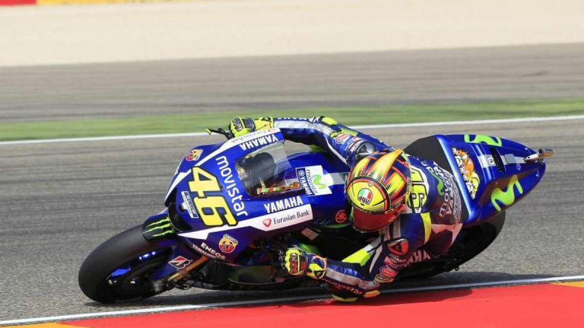El piloto italiano Valentino Rossi, de Movistar, durante la prueba clasificatoria de Moto GP celebrada hoy en el circuito turolense de Motorland.-EFE
