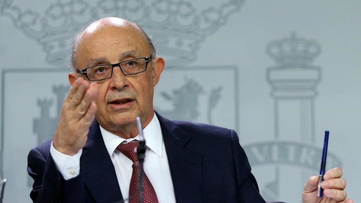 El ministro de Hacienda, Cristóbal Montoro, tras un Consejo de Ministros.-EL PERIÓDICO
