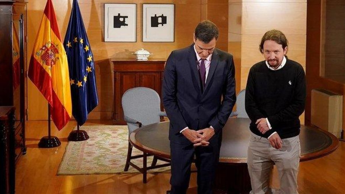 Pedro Sánchez y Pablo Iglesias, durante una reunión en el Congreso el pasado 11 de junio.-JOSÉ LUIS ROCA