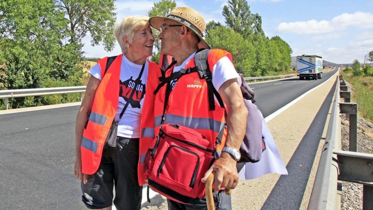 Caty y Juan Antonio se dedican un gesto cariñoso a mitad de la etapa.-MARIO TEJEDOR