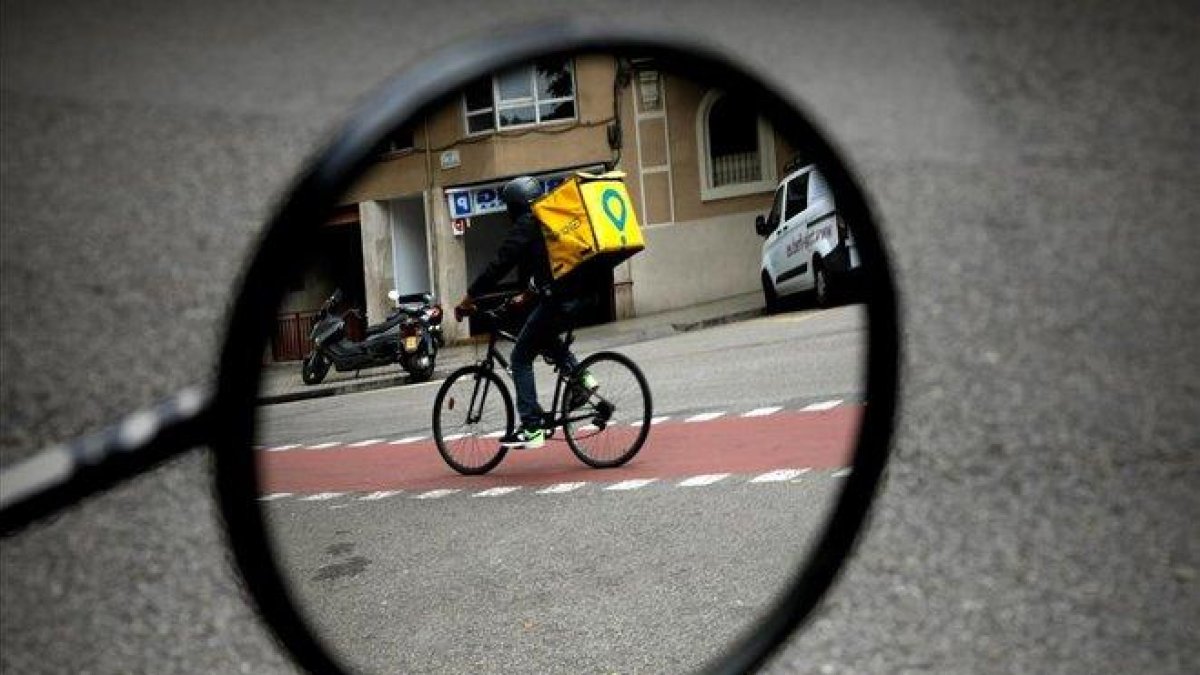 Repartidor de Glovo pedaleando por Sagrada Familia.-FERRAN NADEU