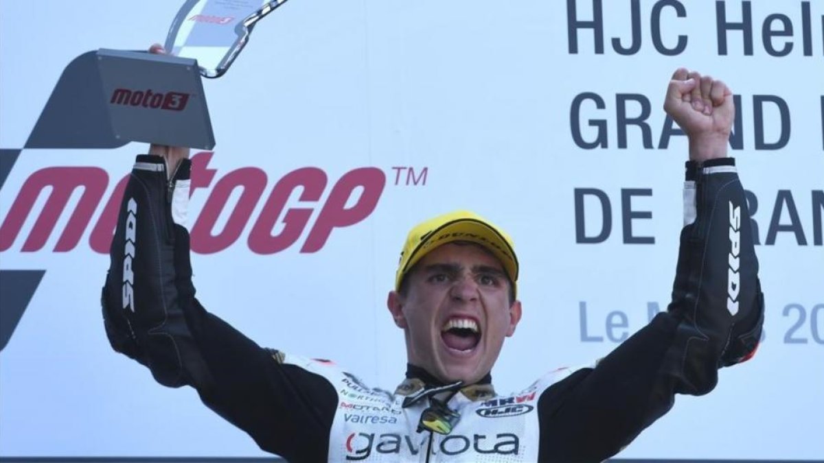 El catalán Albert Arenas (KTM) celebra su primera victoria mundialista en Le Mans.-AFP