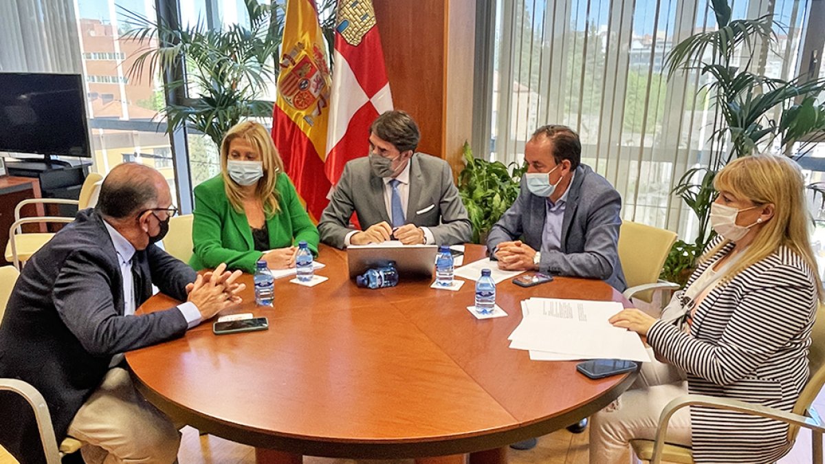 Reunión mantenida ayer por la mañana con el consejero Suares Quiñones - SCARLET ORTIZ