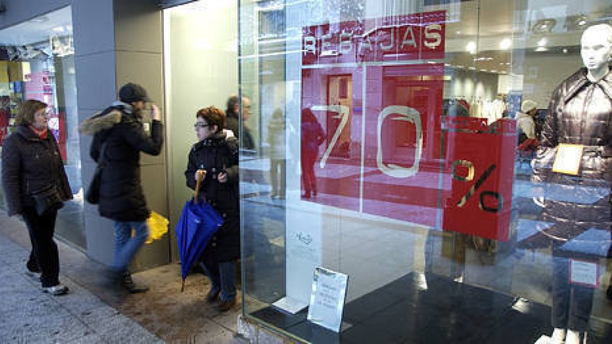 Ventas en un comercio soriano durante las rebajas en una imagen de archivo. HDS