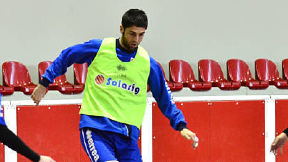 Juanjo regresa tras cumplir un partido de sanción. / V. Guisande-