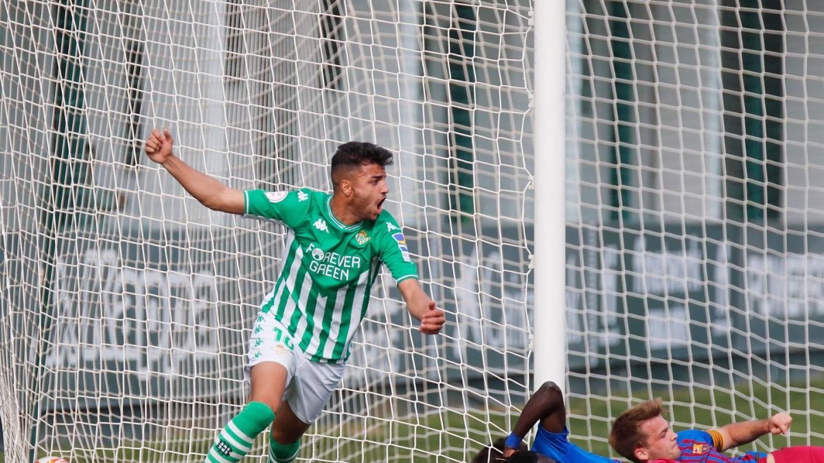 Moha celebra el gol que le marcó al Barcelona B en un encuentro que finalizó con victoria del Betis Deportivo por 1-2. HDS