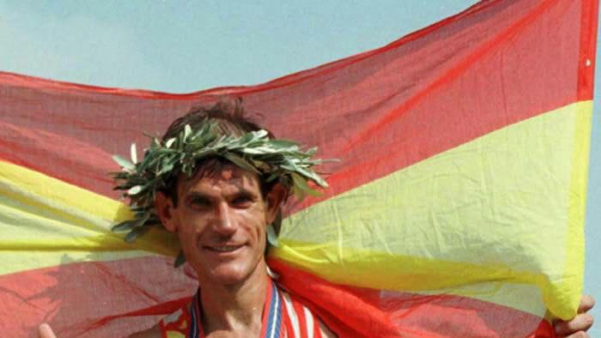 Abel Antón con la corona de laureles como campeón del Mundo en la maratón de Atenas de 1997. HDS