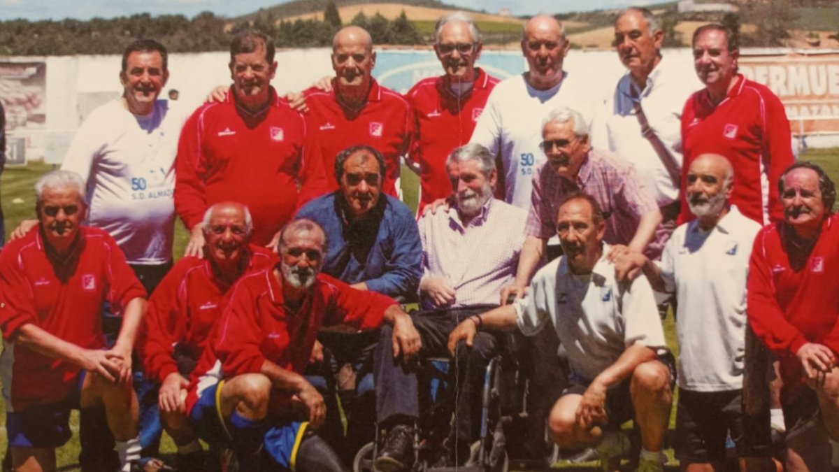 Veteranos del Almazán que se reunían en 2017 con motivo del cincuenta aniversario del club. HDS