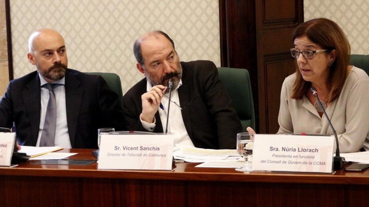 Saül Gordillo, director de Catalunya Ràdio; Vicent Sanchis, director de TVC, y Núria Llorach, presidenta en funciones de la CCMA, el viernes, 19,en la comisión de control de la corporación en el Parlamen-MARIONA PUIG