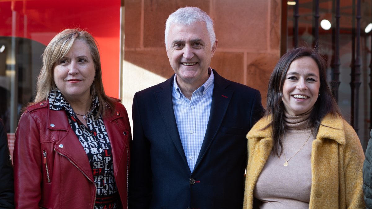María de los Ángeles Morales, José Luis Alonso y Gemma Villarroel ayer en la presentación del candidato. ICAL